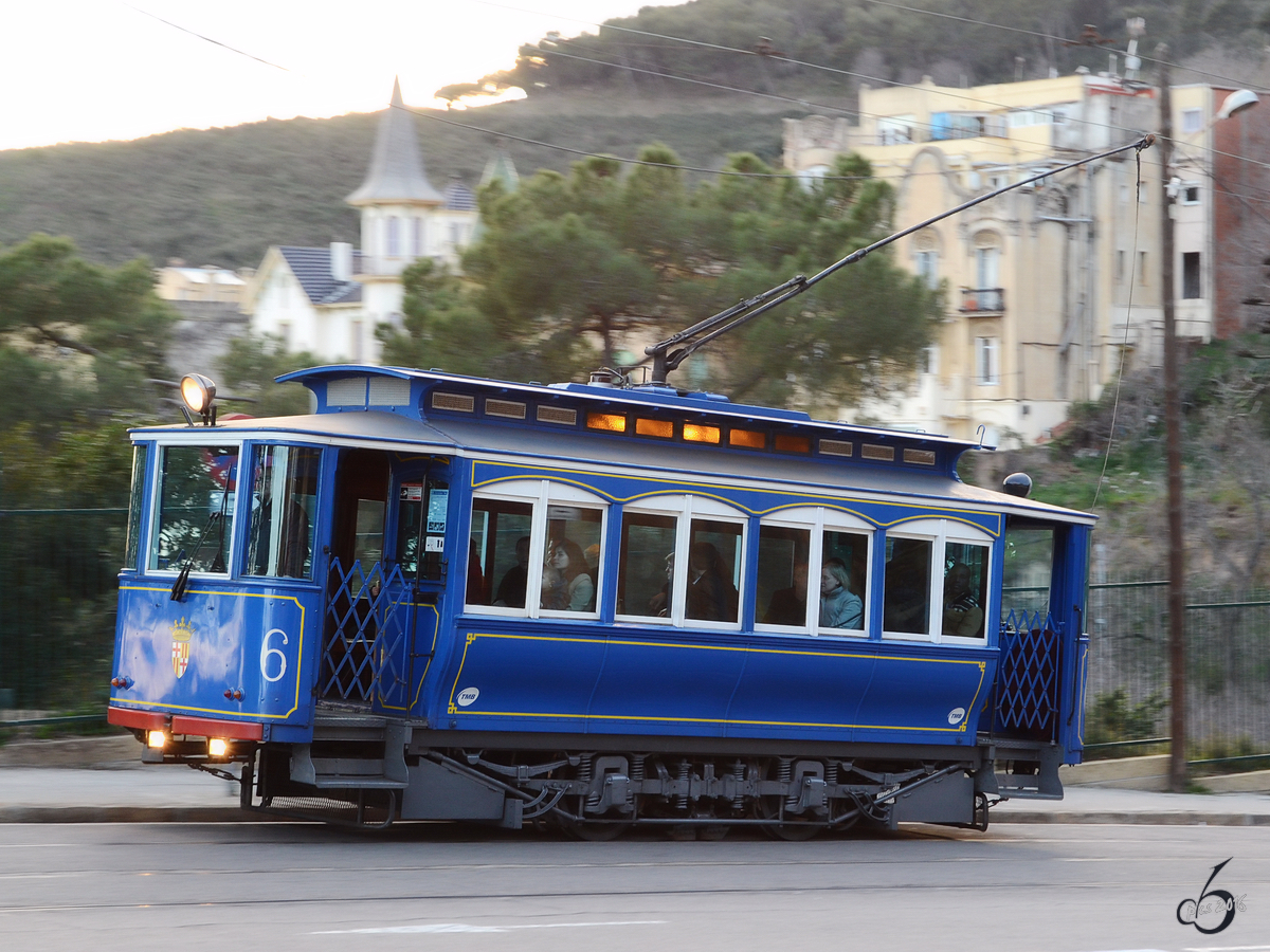 Wagen 6 der Tramvia Blau hat fast die Endstation am Fuß des Tibidabo erreicht (Barcelona, Februar 2013)