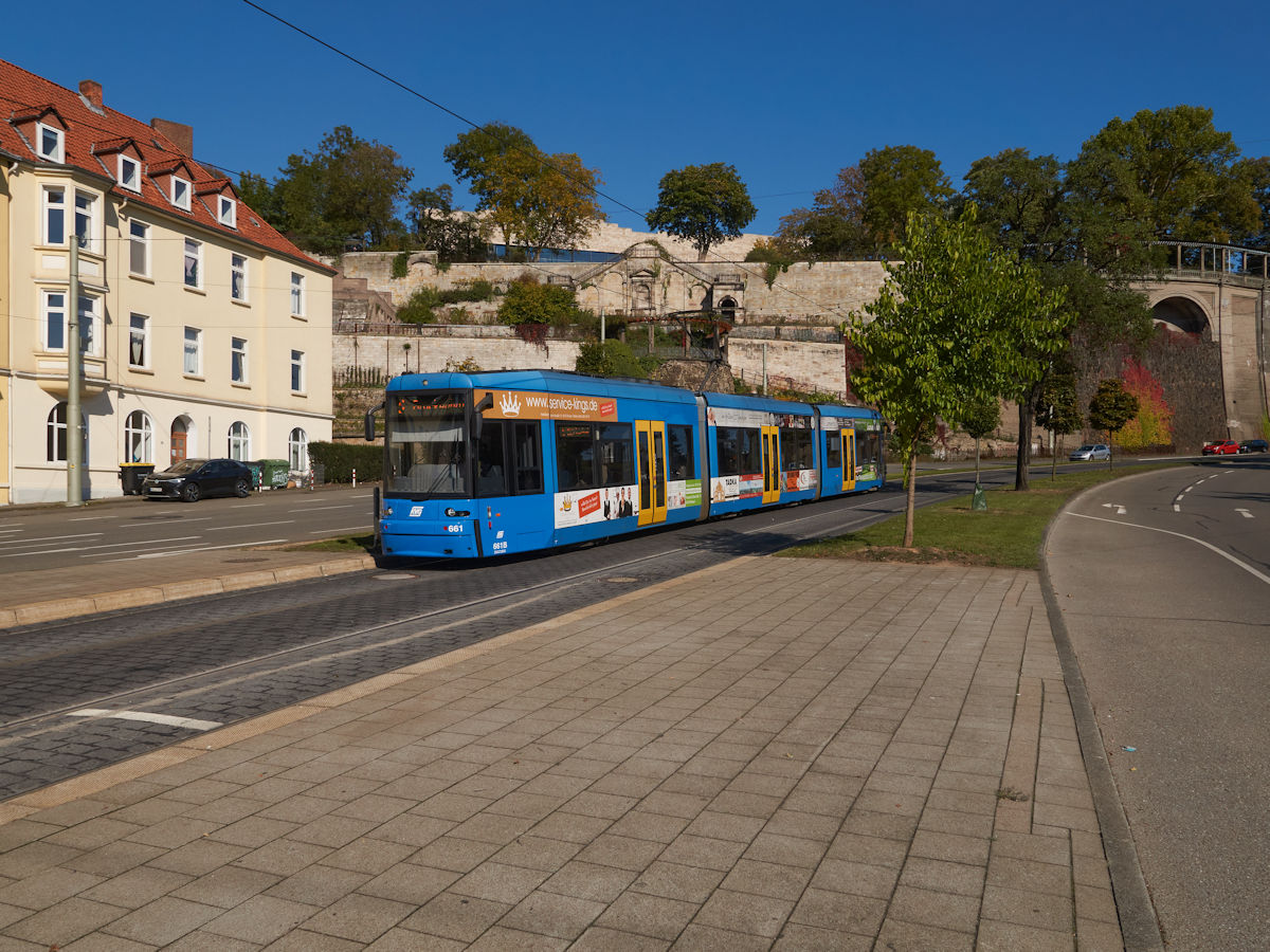 Wagen 661 der Kasseler Verkehrs Gesellschaft war am 09.10.2021 auf dem Weg von der Ihringshäuser Straße nach Brückenhof. Der Zug fuhr gerade in die Haltestelle Am Weinberg ein.
