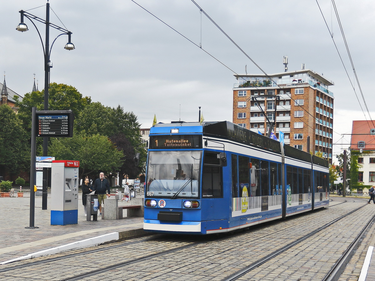Wagen 667 der Rostocker Straßenbahn mit Linie 1 nach Hafenallee  an der Haltestelle Neuer Markt am 27. August 2018.