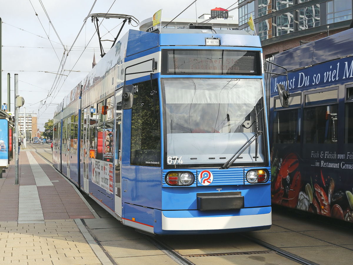 Wagen 674 der Rostocker Straßenbahn mit Linie 1 nach Rügener Str. / Lüttgen Klein  an der Haltestelle Kröpeliner Tor am 27. August 2018.