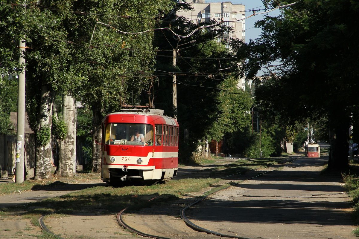Wagen 766 als Tatra 3 am 5 August 2016 in Zaporoshje auf der Strecke. Hier kann man gut das Gleisbett sehen, wenn man es so nennen mag.