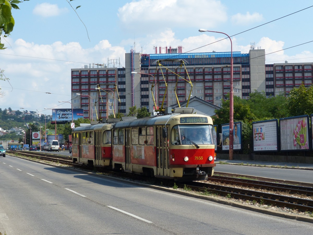 Wagen 7833 auf der Linie 5 nach Dúbravka, hier in der Karloveská ulica. 22.8.2015