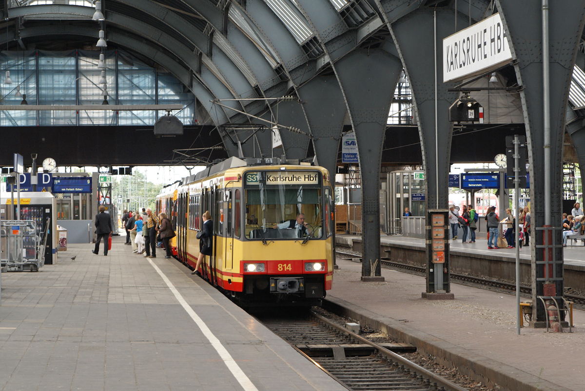 Wagen 814 der AVG als S31 aus Forbach (Schw.) am 26.08.2014 im Karlsruher Hauptbahnhof.