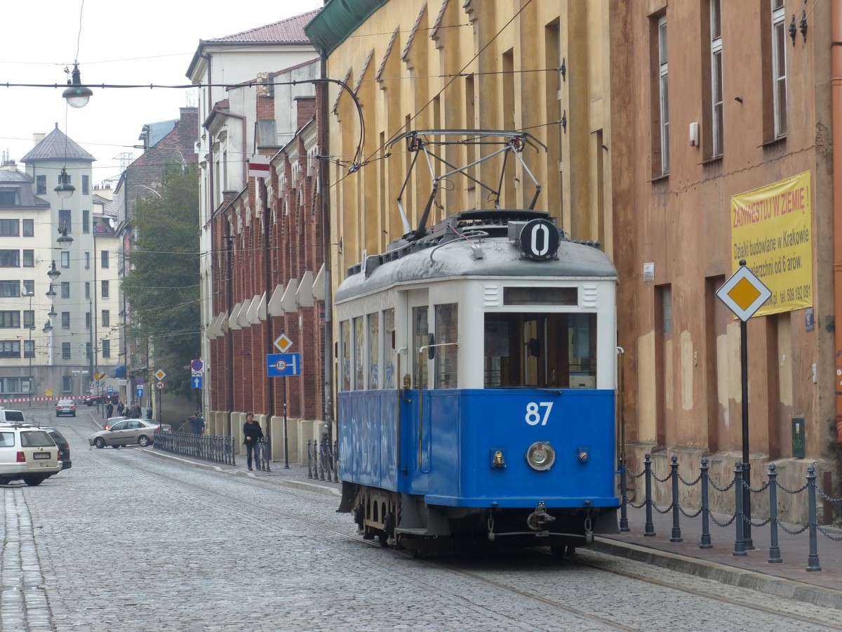 Wagen 87 der Krakauer Straenbahnlinie  0  (Museumslinie) steht vor dem Technikmuseum Krakau. Der Typ Sanok SN2 wurde 1938-1939 gebaut, insgesamt entstanden 18 Motorwagen und 10 Beiwagen. Diese Baureihe wurde bis 1976 eingesetzt, sie fuhr nur in Krakau. 9.9.2013