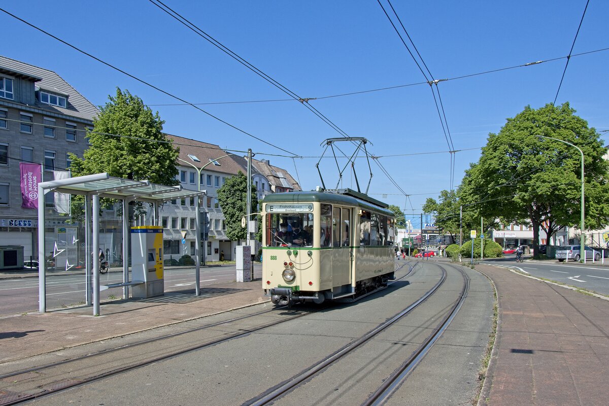 Wagen 888 der VhAG EVAG verkehrt zum Frohnhauser Mai auf der Linie 109, hier an der Endhaltestelle Hollestraße (08.05.2022)
