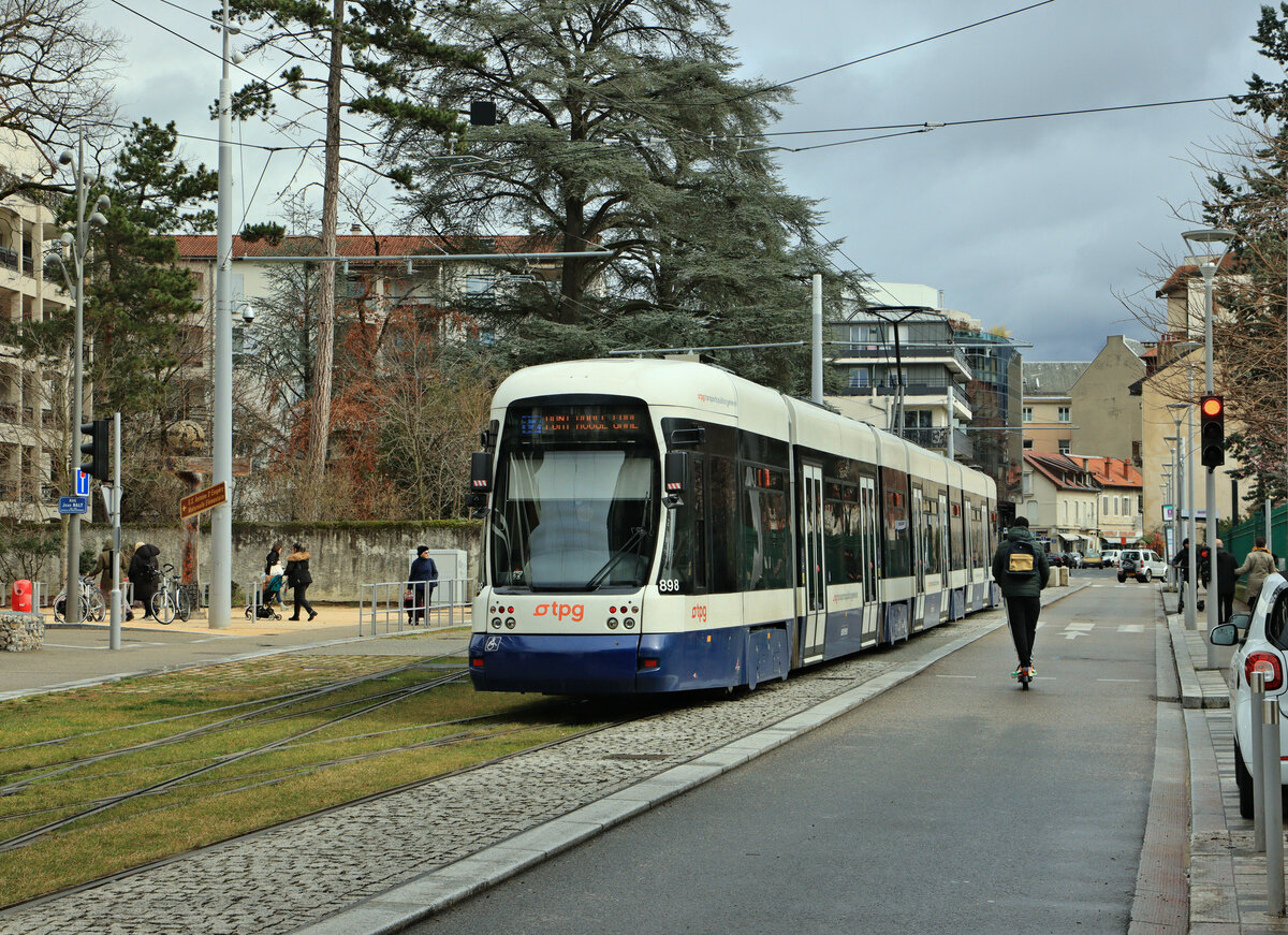 Wagen 898 der Genfer Strassenbahnlinie 17 an der anderen Endstation am Parc Montessuit in der französischen Stadt Annemasse. Die Strecke endet an gewaltigen Zementblöcken und soll von hier aus verlängert werden. 10.März 2023 