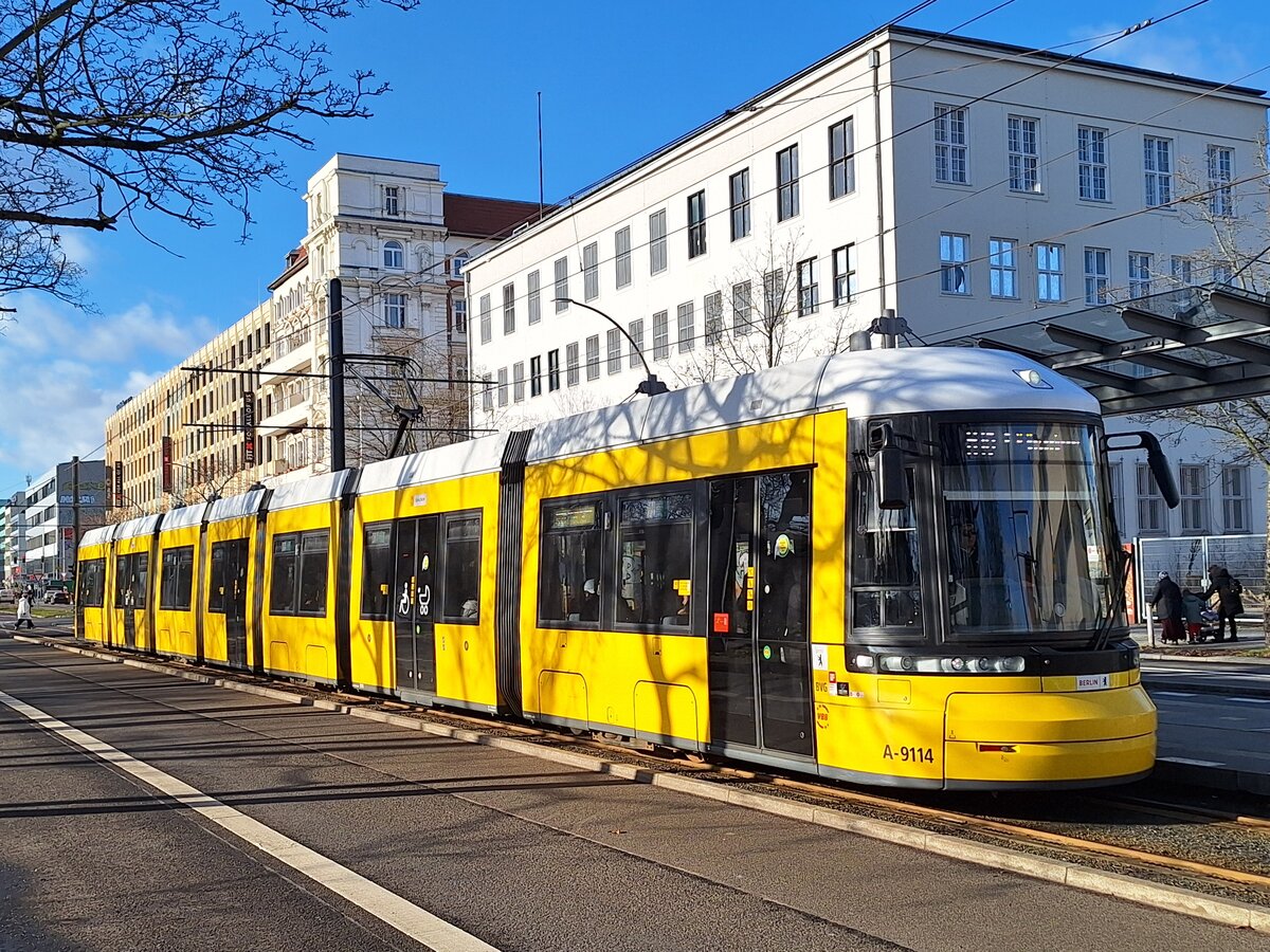 Wagen 9114 am 01.02.2024 um 13:44 Uhr als M10 an der Haltestelle  Lübecker Straße  in Richtung Hauptbahnhof.