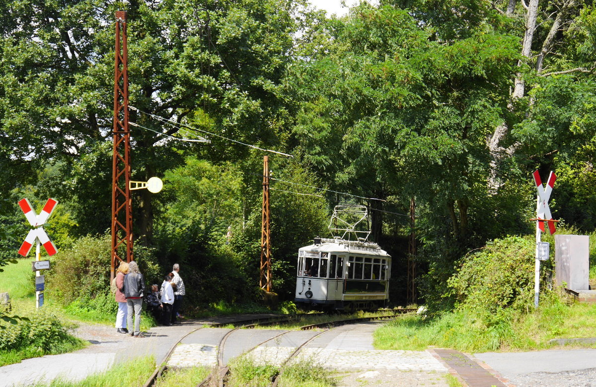Wagen 94 der Barmer Bergbahn hat in seinem alten Einsatzgebiet die Steilstrecke wieder mal bewältigt und biegt in die derzeitige Endstation Greuel ein. Das letzte Stück bis Cronenberg kann wegen des Einspruchs von Anwohnern nicht befahren werden. Aufnahme vom 13.8.17.