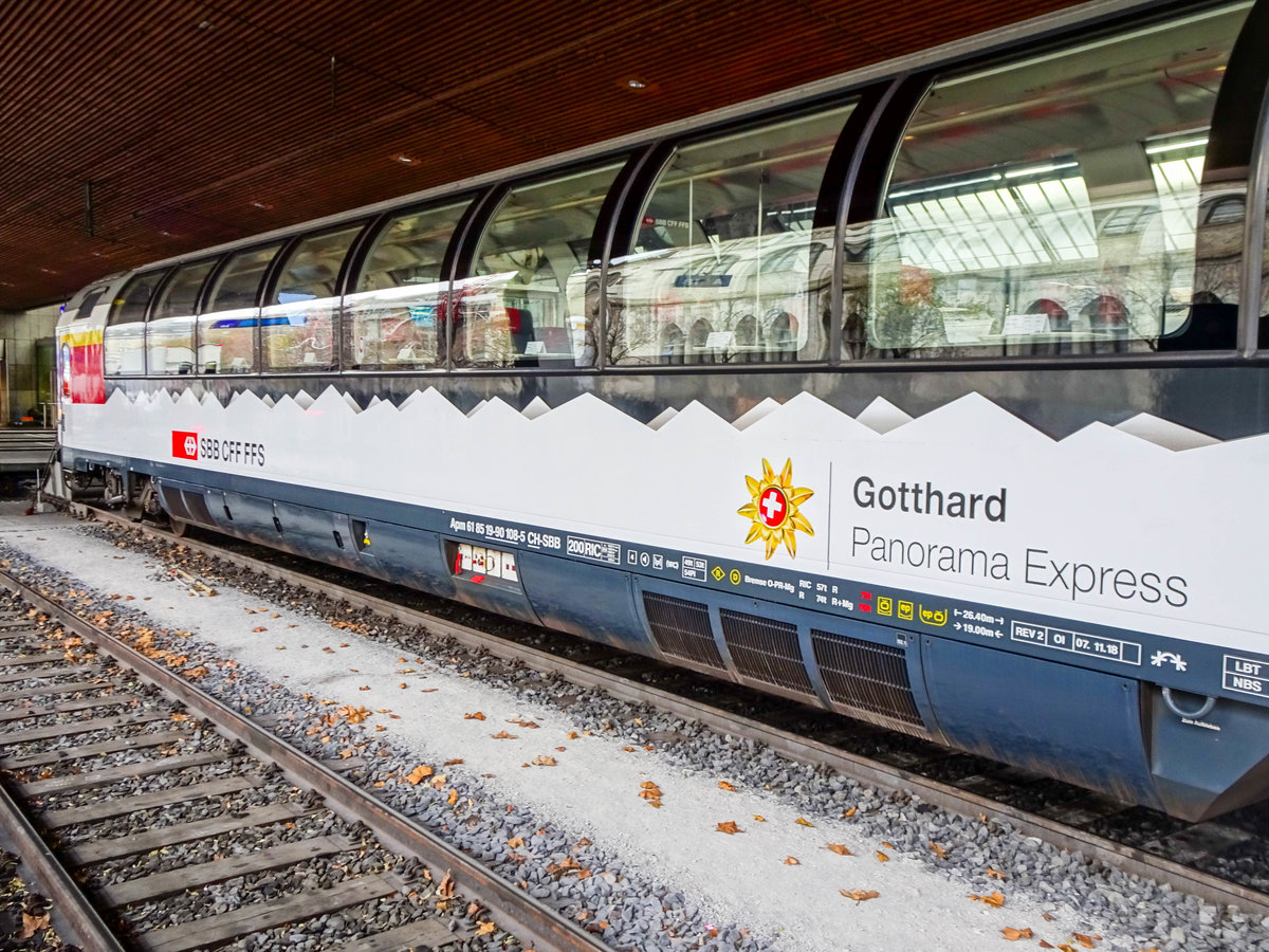 Wagen des Gotthard-Panorama-Express in Zürich HB, 04.12.2019.