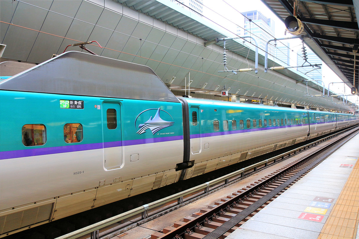 Wagen des Hokkaidô Shinkansen tragen stolz das Signet von JR Hokkaidô, über 800 km von Tokyo entfernt. 29.März 2019  