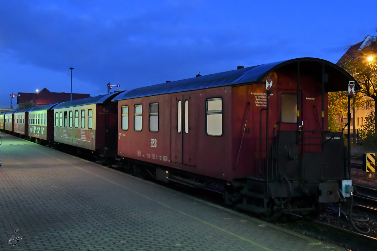 Wagen der HSB warten Ende September 2018 im Bahnhofsbereich Nordhausen-Nord auf den nächsten Einsatz.