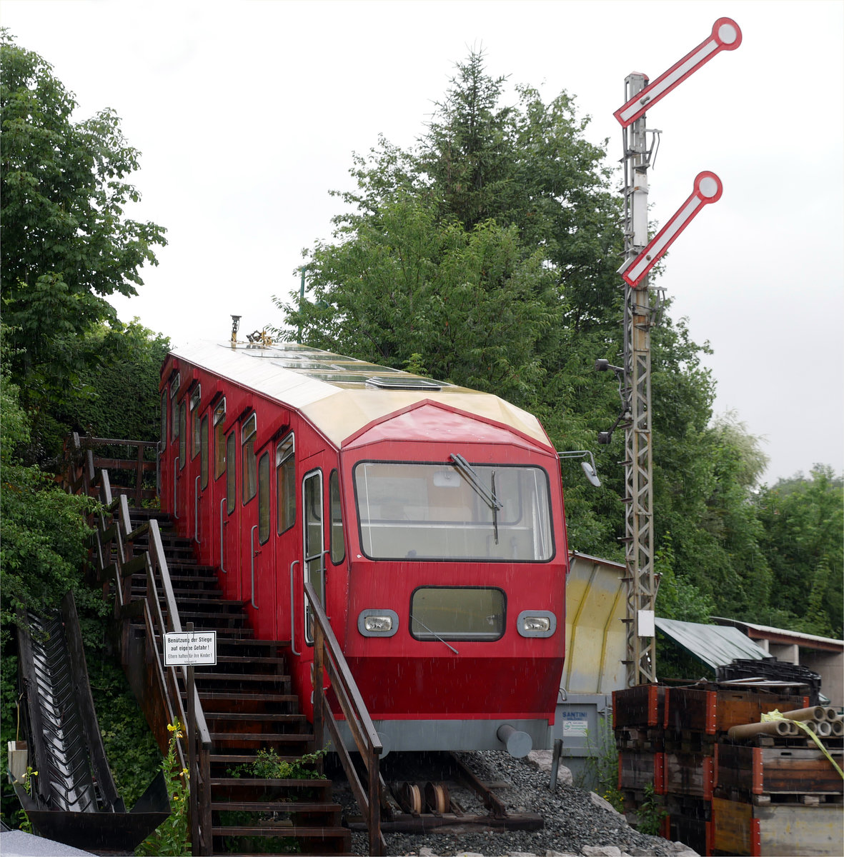 Wagen der klassischen Hungerburgbahn Innsbruck, als Denkmal im Gelände der Achenseebahn Station Jenbach; 13.06.2018 - als Ergänzung zum Foto ID 96746 von Klaus Bach (10.04.2007)
