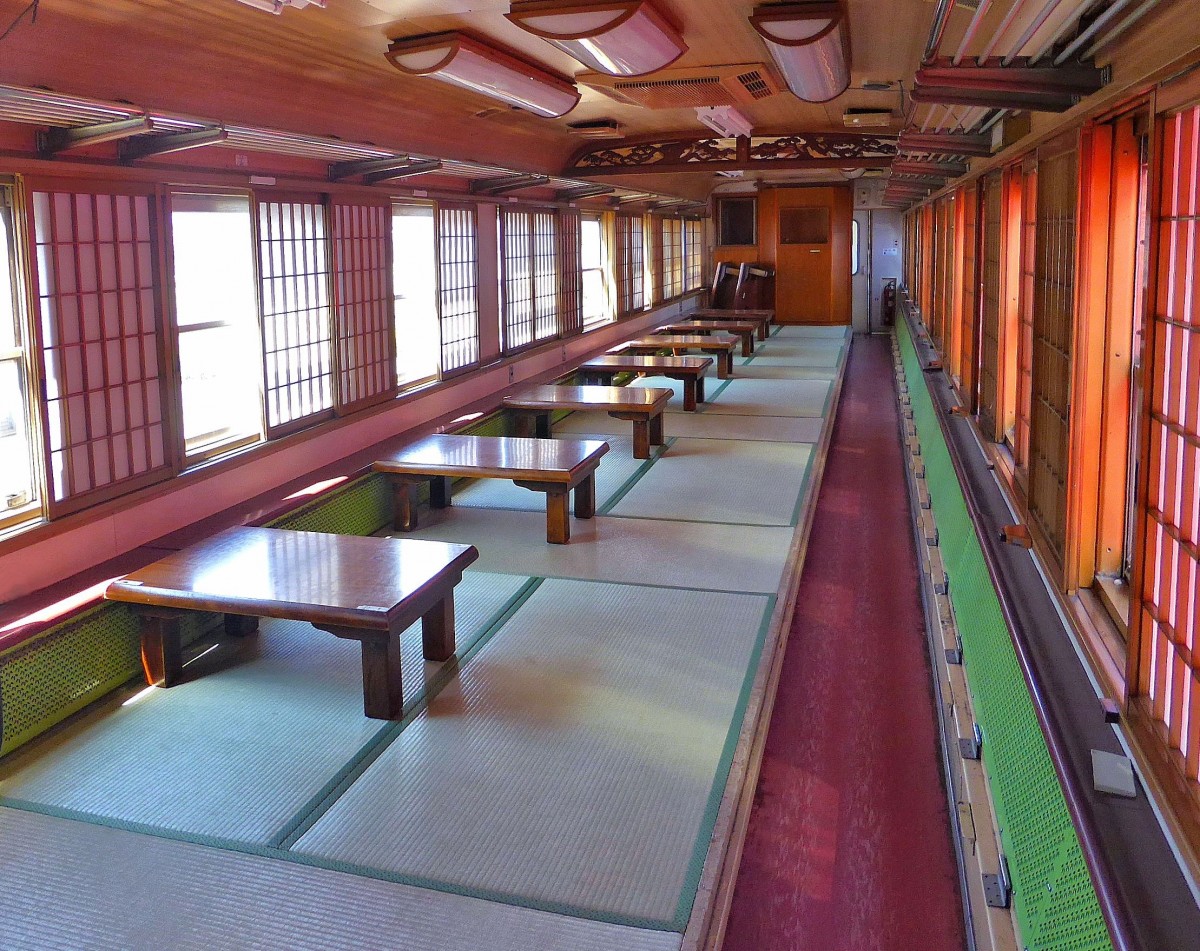 Wagen mit japanischem Innenraum: Im leeren Wagen gut sichtbar sind die weich federnden tatami-Matten, die im Boden eingelassen sind. Leider nicht sichtbar sind die filigranen Papiermuster im Papier der japanischen Schiebefenster. In SURO 12-841, 5.April 2014. 