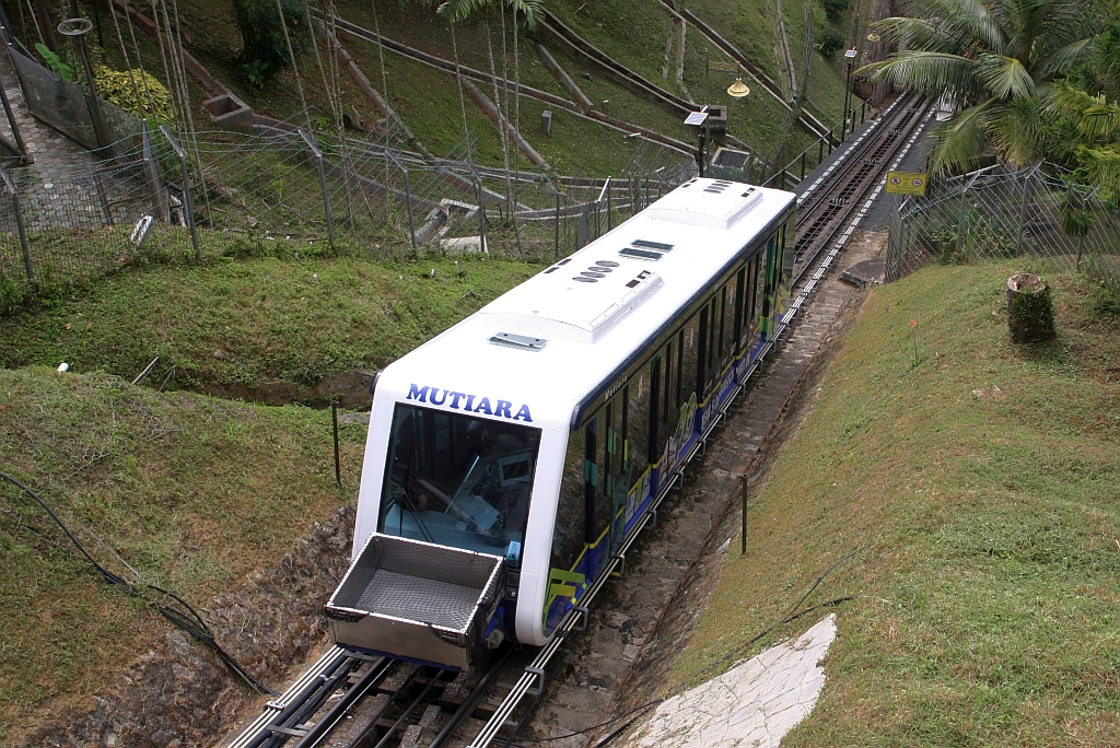 Wagen  Mutiara  der 3.Generation der KBB (Keretapi Bukit Bendera / Penang Hill Railway) am 18.Februar 2025 zwischen der Stesen Bukit Bendera (Penang Hill Station) und der Upper Tunnel Station.