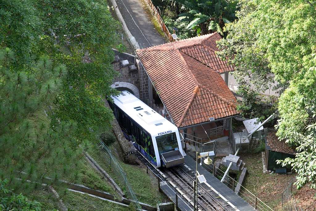 Wagen  Pinang  der 3.Generation der KBB (Keretapi Bukit Bendera / Penang Hill Railway) passiert am 18.Februar 2025 die Upper Tunnel Station.