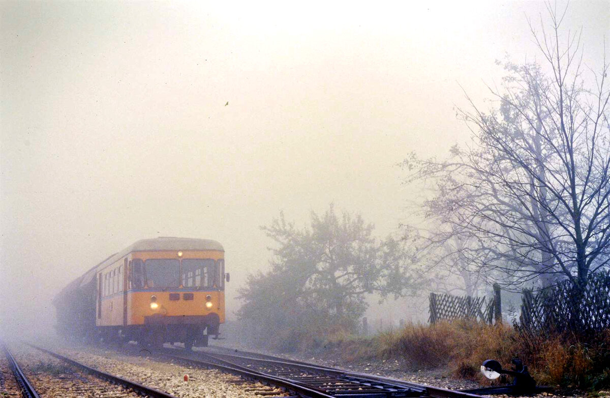 Wagen T 05 der WEG-Nebenbahn Amstetten-Gerstetten war am 02.11.1984 dem Nebel sehr unmittelbar ausgesetzt. Der Wagen rangiert im Bahnhof Gerstetten.