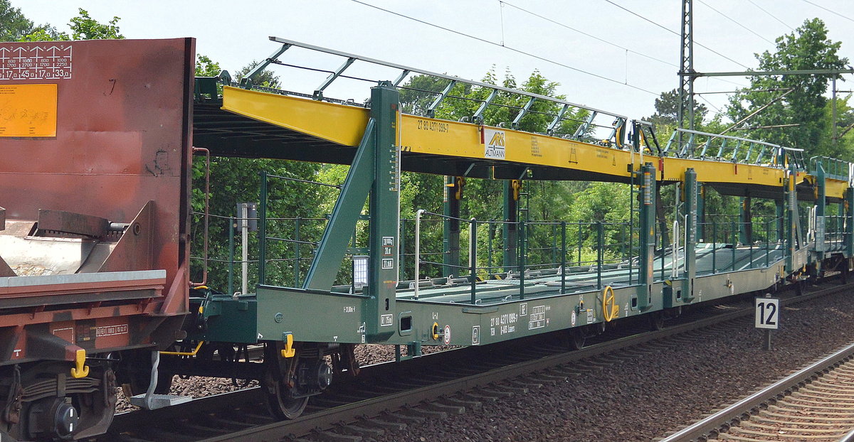 Wageneinheit für den Kfz-Transport der Fa. ARS mit deutscher Registrierung mit der Nr. 27 TEN 80 D-ARS 4371 099-7 Laaers am 30.05.18 Dresden-Strehlen.