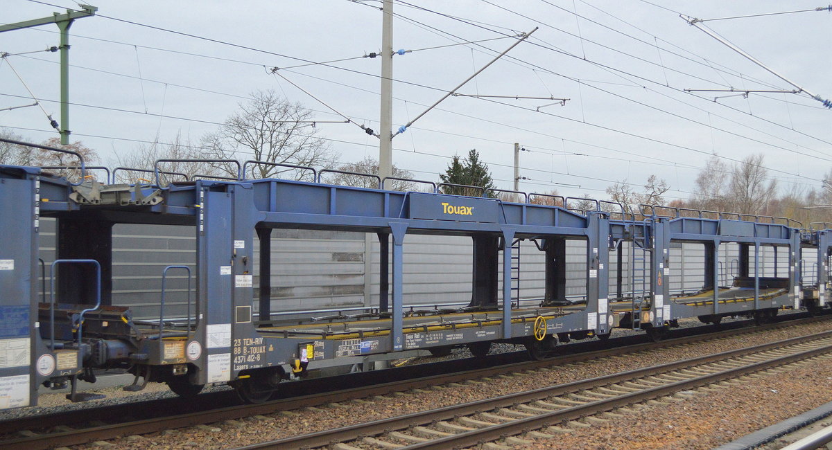 Wageneinheit für den Kfz-Transport der Fa. TOUAX Rail Ltd. mit der Nr. 23 TEN-RIV 88 B-TOUAX 4371 412-8 Laaers in einem Ganzzug am 16.12.19 Berlin Blankenburg. 