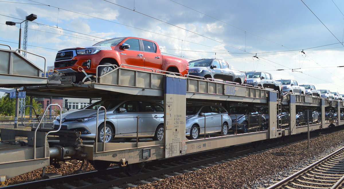 Wageneinheit für den Kfz-Transport der Firma BLG-AutoRail GmbH mit belgischer Registrierung mit der Nr. 23 TEN-RIV 88 B-BLG 4356 130-5 Laaers beladen mit fabrikneuen TOYOTA Modellen am 06.09.18 Bf. Flughafen Berlin-Schönefeld.