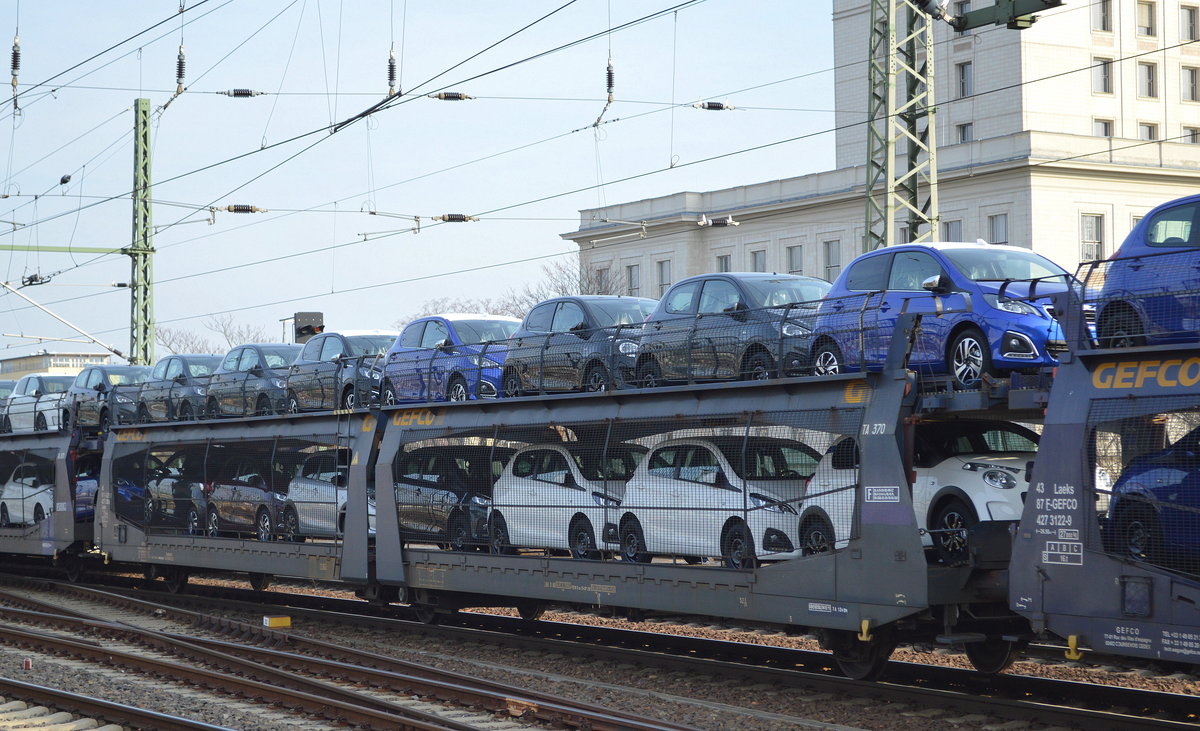 Wageneinheit für den Kfz-Transport der französischen Fa. GEFCO mit der Nr. 43 87 F-GEFCO 4272 530-4 Laeks am 02.04.19 Dresden Hbf.