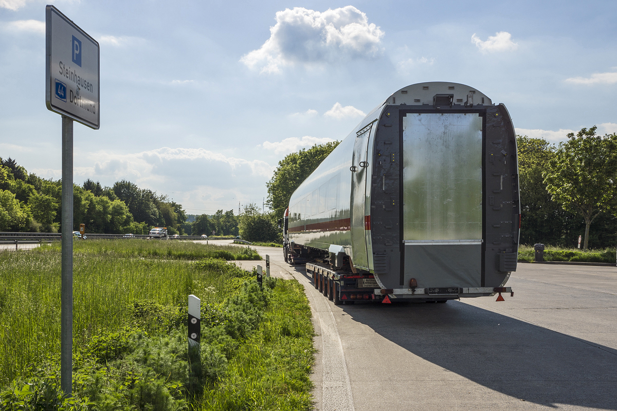 Wagenkasten eines neuen ICx-Mittelwagens auf einem Spezialtransporter auf dem Autobahnparkplatz Steinhausen an der A44 von Kassel nach Dortmund. Handschriftlich ist folgende Nummer angegeben: 3.X01-98-0850. 16.05.2014