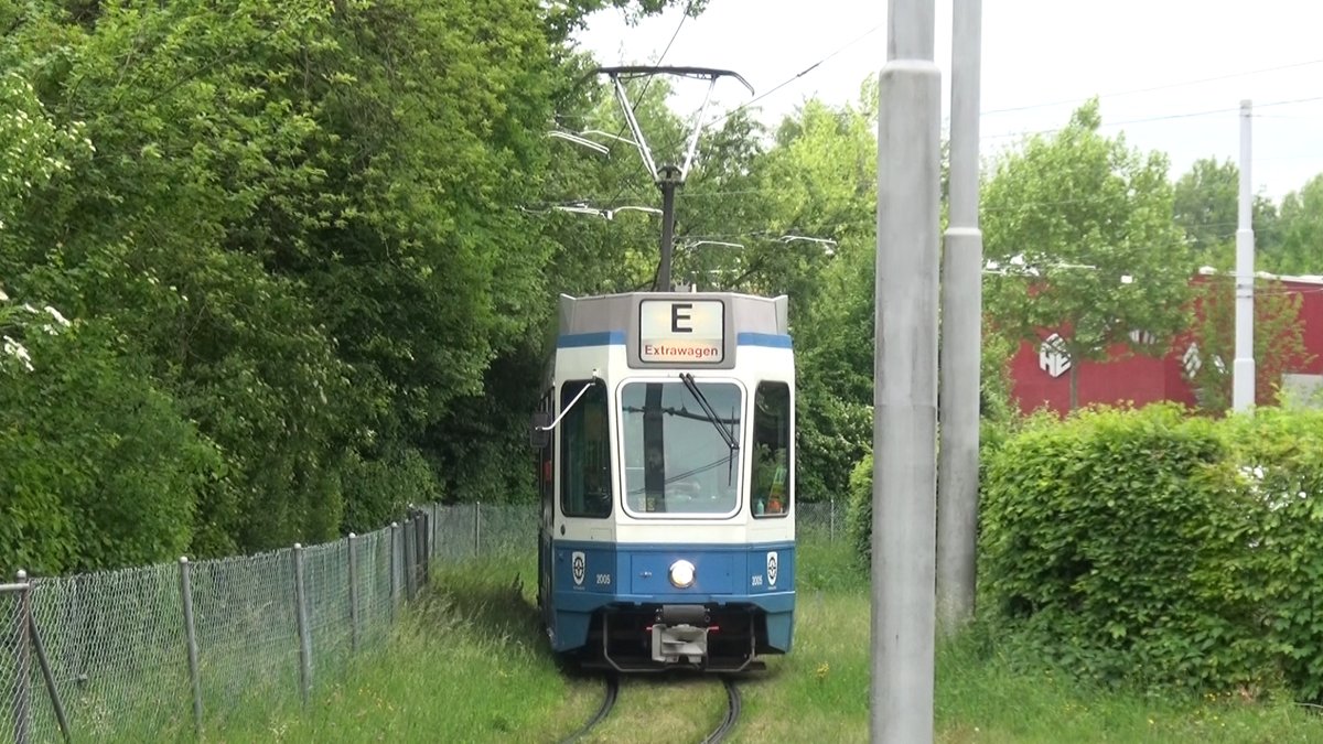 Wagennummer 2005  Industriequartier  auf Probefahrt. Hier in der Schleife Hirzenbach. Datum: 13. 5. 2020