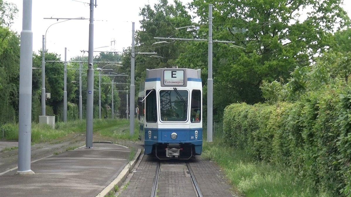 Wagennummer 2005  Industriequartier  steht mit gesenktem Stromabnehmer in der Schleife Hirzenbach. Datum: 13. 5. 2020