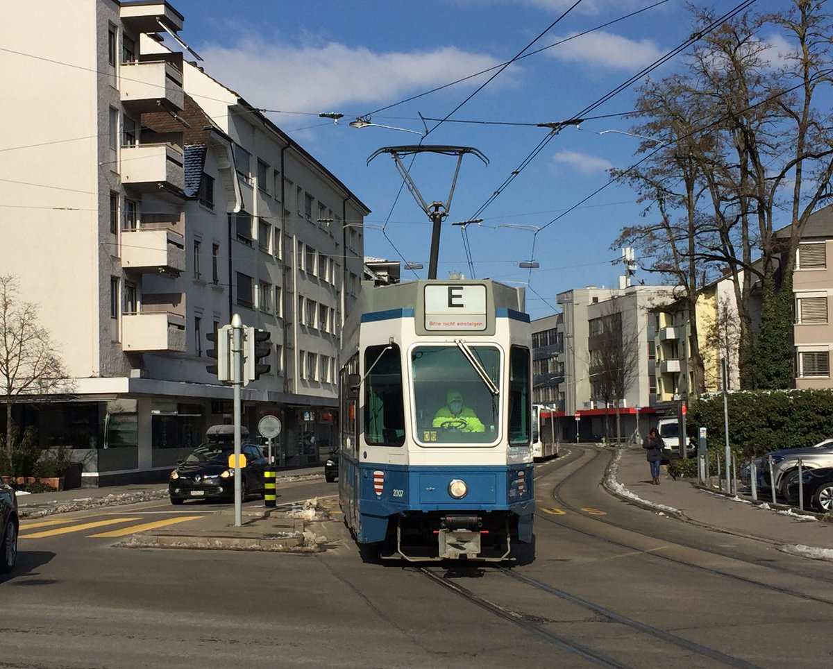 Wagennummer 2007 „Enge“ auf einer Dienstfahrt kurz vor der Haltestelle Bahnhof Oerlikon Ost. Wahrscheinlich fuhr dieser Wagen ins Depot Oerlikon ein. Datum: 10. 2. 2021