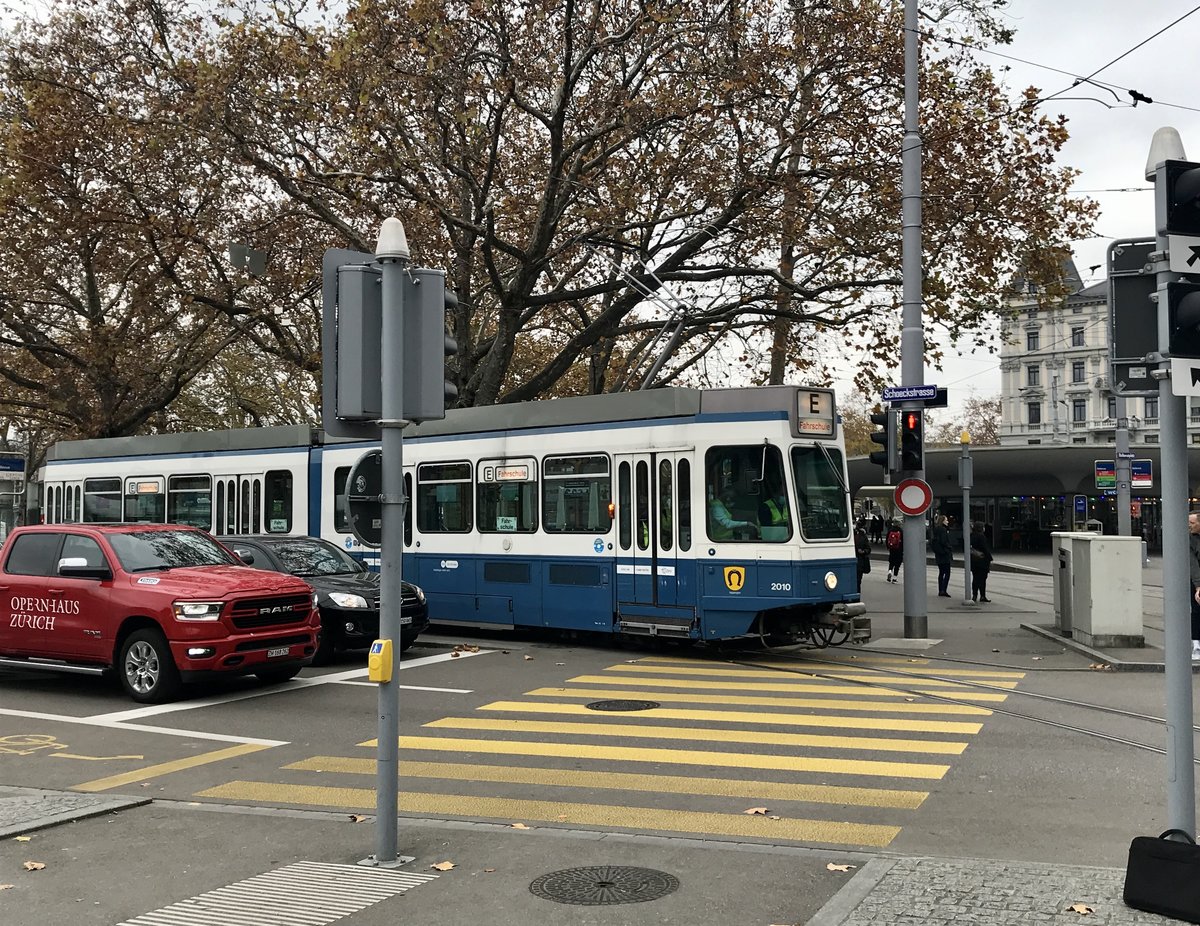 Wagennummer 2010  Wipkingen  als Fahrschultram beim Bellevue. Datum: 4. 11. 2020