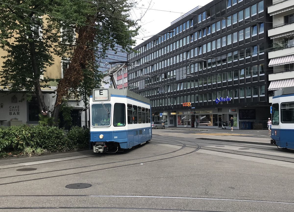 Wagennummer 2033 bei einer Rangierfahrt beim Depot Kalkbreite. Datum: 15. 7. 2020