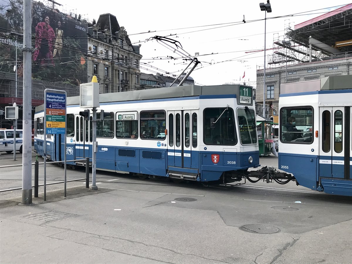 Wagennummer 2038 „Witikon“ als TW 2 auf der Linie 11, beim Bahnhofquai. Datum: 18. 10. 2020