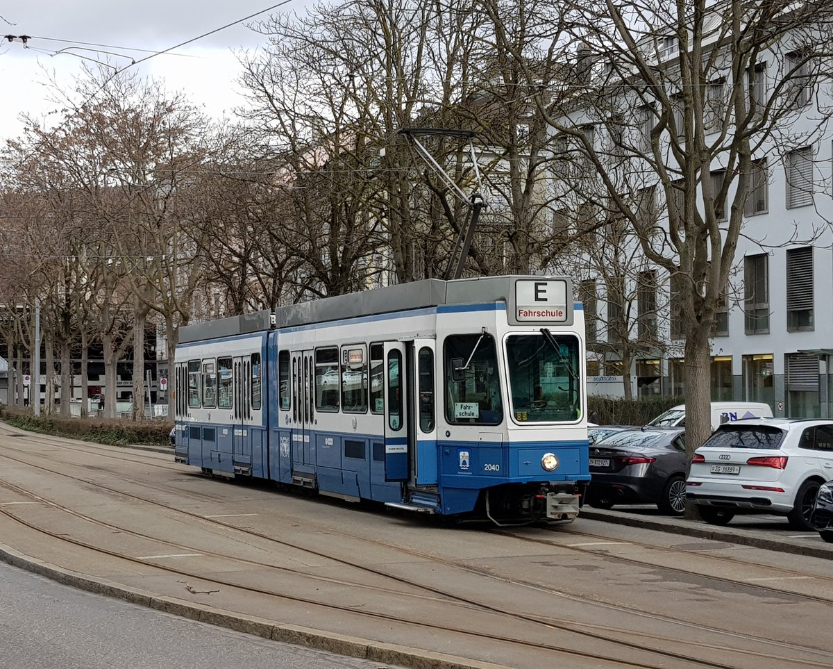 Wagennummer 2040  Rechts der Limmat  steht als Fahrschultram in der Gessnerallee. Datum: 16. 3. 2021