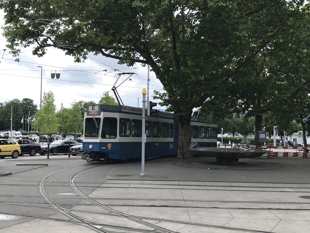Wagennummer 2044  Wollishofen  als Fahrschultram in der Schleife Bellevue. Datum: 5. 6. 2020