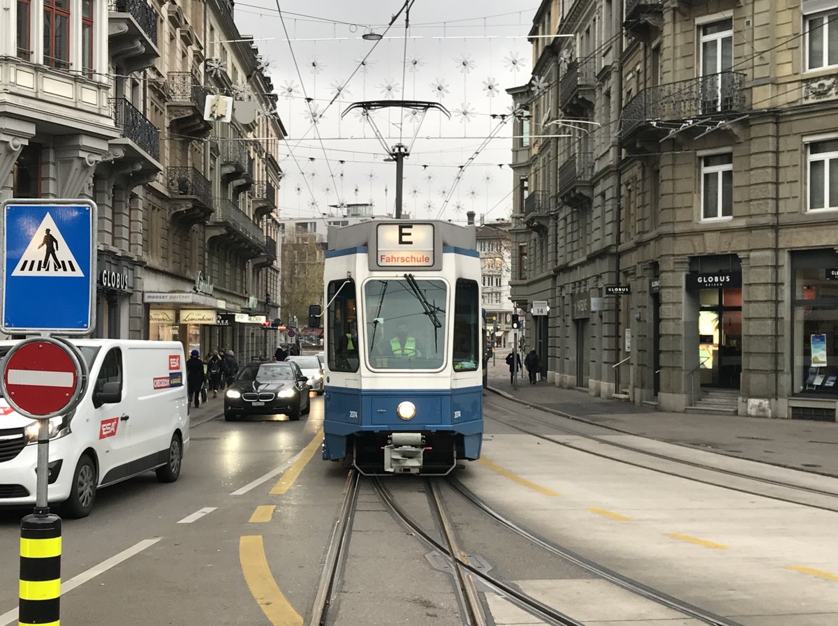 Wagennummer 2074 unterwegs als Fahrschultram beim Löwenplatz. Datum: 1. 12. 2020