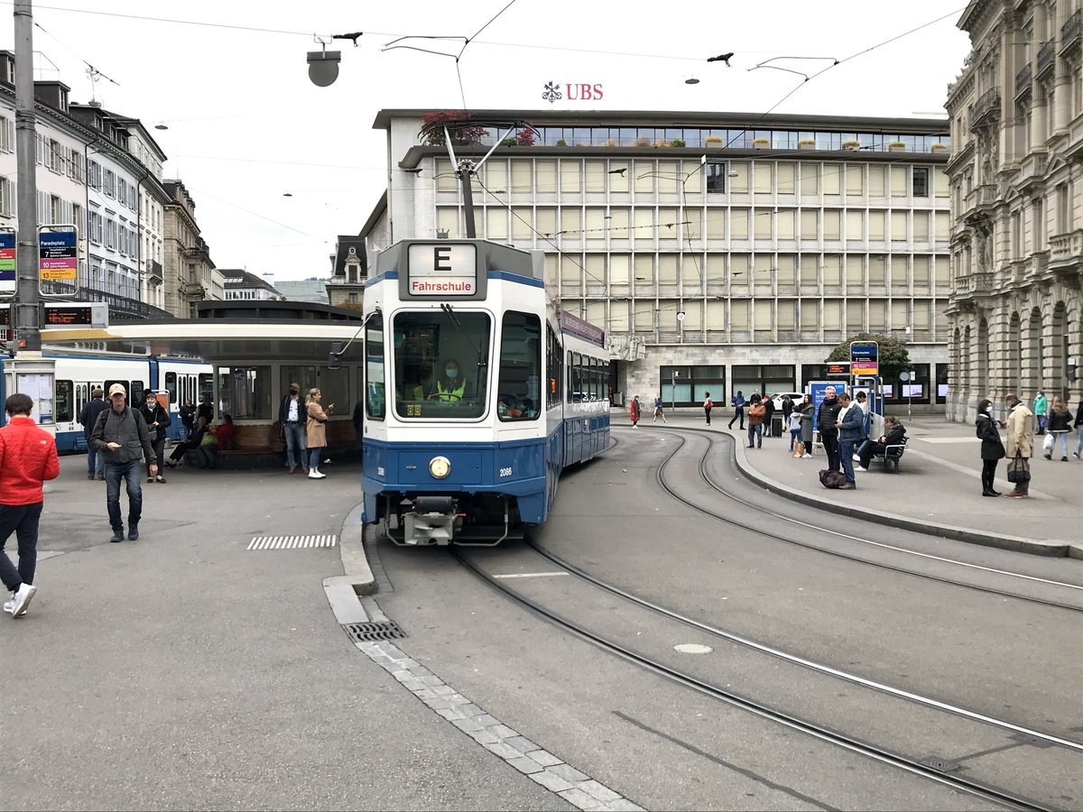 Wagennummer 2086 als Fahrschultram am Paradeplatz. Datum: 10. 10. 2020