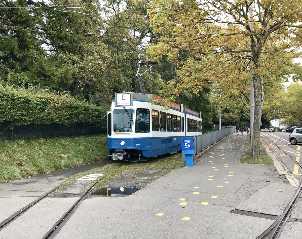 Wagennummer 2086 als Fahrschultram auf dem Stumpengleis beim Zoo. Datum: 10. 10. 2020