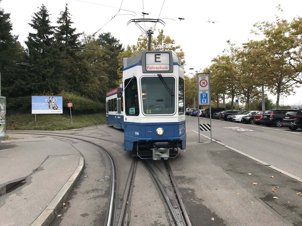 Wagennummer 2086 bei einer Rückwärtsfahrt auf dem Stumpengleis Zoo. Datum: 10. 10. 2020