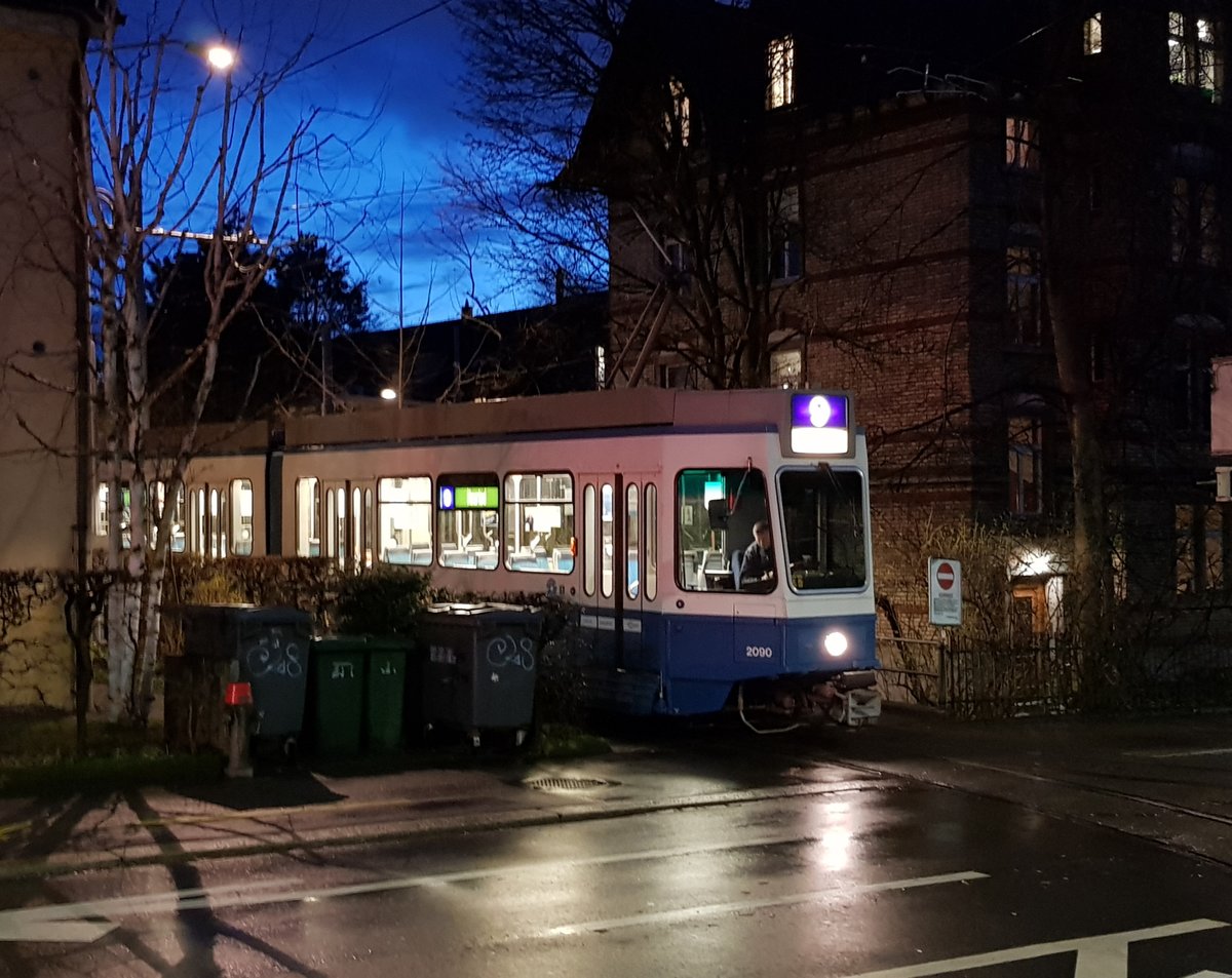Wagennummer 2090 beim Depot Irchel. Dieser Wagen verliess gerade das Depot Irchel, um den Wagen 2080, der wahrscheinlich ein technisches Problem hatte und ins Depot einfahren musste, an der Haltestelle Universität Irchel abzulösen und zu ersetzen. Datum: 14. 3. 2021