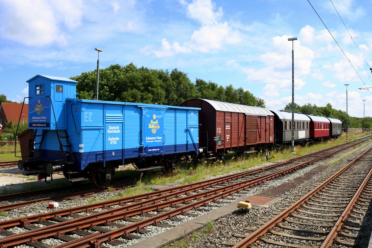Wagenpark der Museumseisenbahn Küstenbahn Ostfriesland e.V. mit zwei Güter- und drei Personenwagen, abgestellt im Bahnhof Norden. [26.7.2017 - 13:54 Uhr]