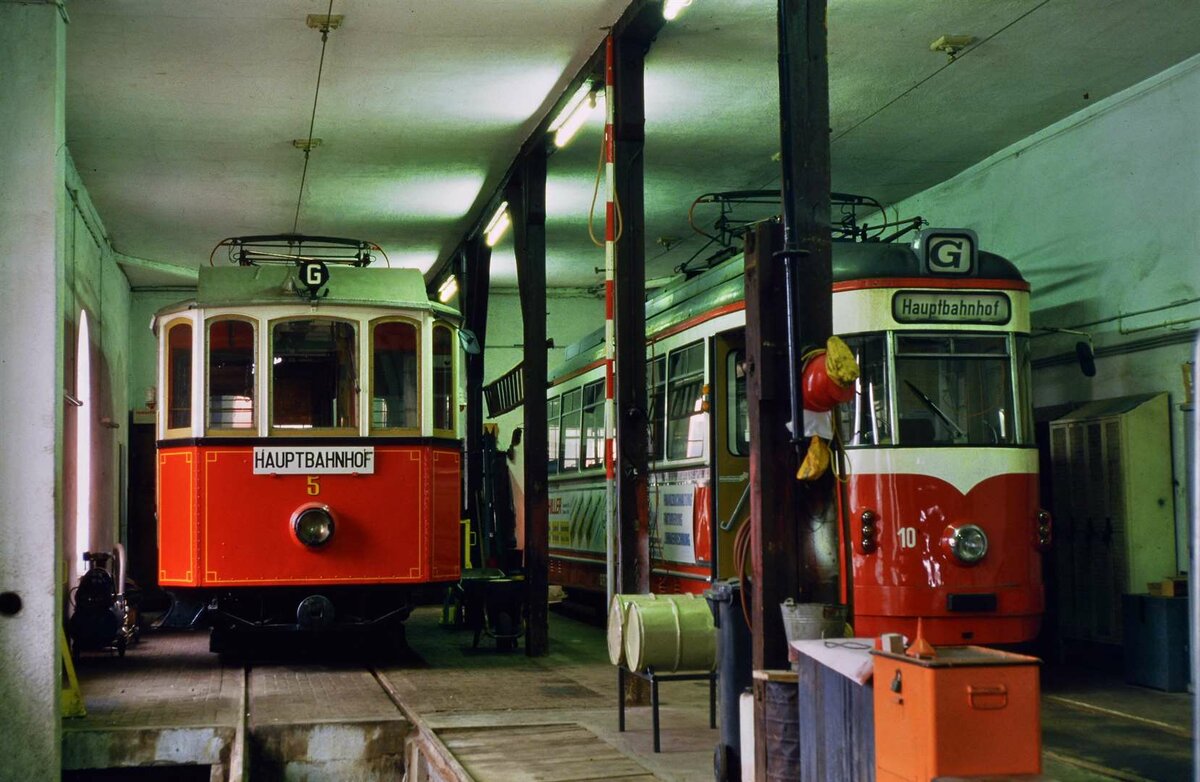 Wagenremise der Straßenbahn Gmunden (06.04.1986): GM 5 (Grazer Waggonfabrik 1911) und rechts daneben GM 10 von 1952 (erworben von Vestischen Straßenbahnen) 