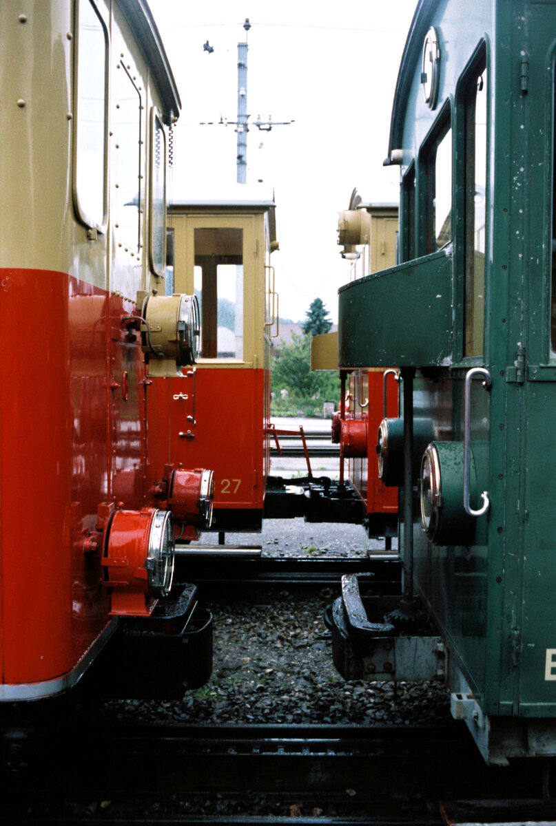 Wagensammelsurium bei der Schynige Platte Bahn in Wilderswil (u.a. Zahnradlokomotiven der Baureihe He 2/2 SPB). 
Schweiz, 12.08.1983
