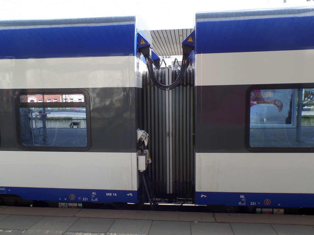 Wagenübergang bei einem NOB-Zug am 14.4.2014 im Bahnhof HH-Altona 