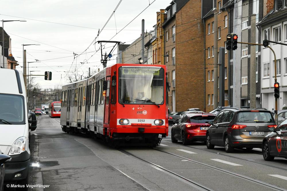 Waggon Union B80D Prototyp 2252 auf der Neusser Straße in Köln Weidenpesch am 10.12.2021.