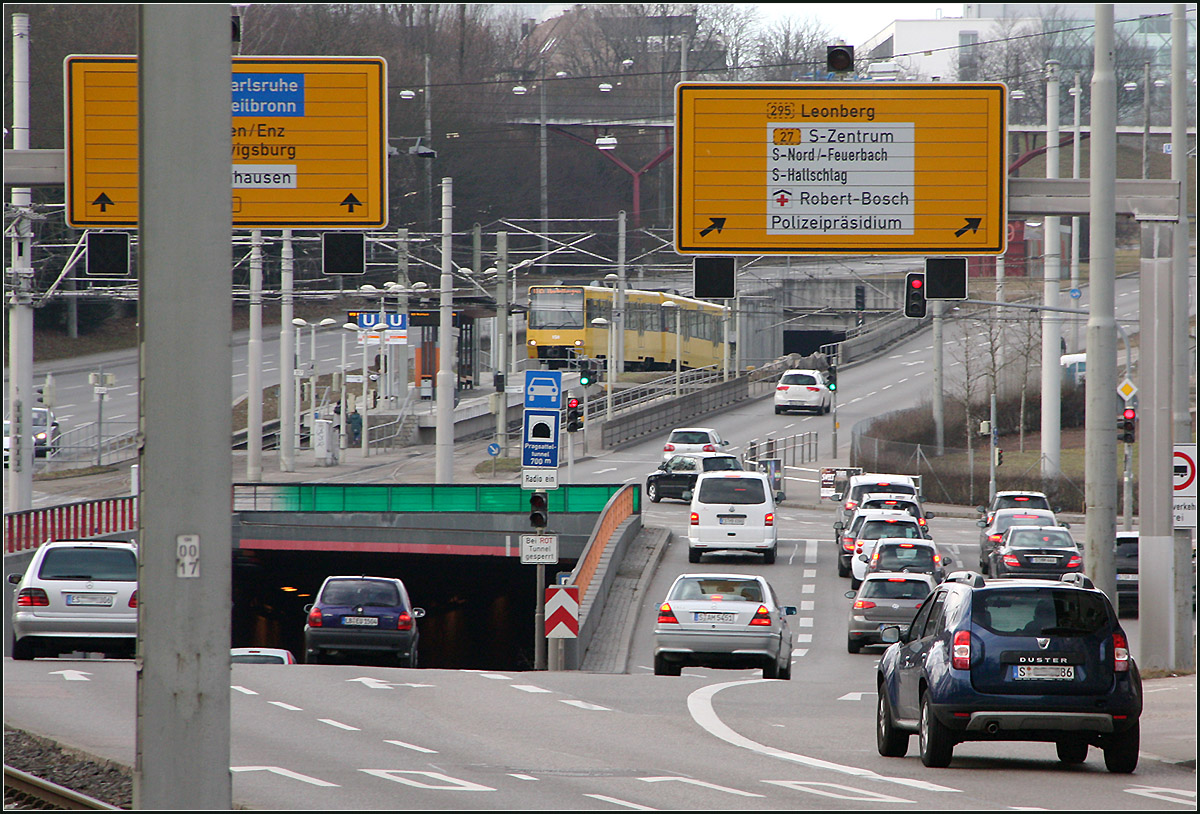 Wahnsinn Stadtverkehr -

Blick über die Stuttgarter Löwentorkreuzung. Die Autos verschwinden zum Teil im Pragsattel-Tunnel, während der DT8 auf der Linie U13 seinen Tunnel dort gerade verlassen hat. Zumindest hat die Stadtbahn ihren eigenen Bahnkörper und kann zügig auch bei Autosstau ihrem Ziel entgegen fahren.

19.02.2017 (M)
