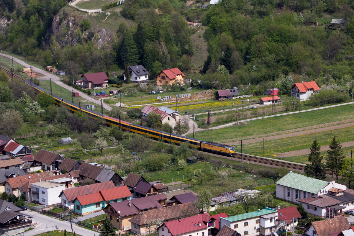 Wahrscheinlich ist am 24. April 2019 die RJ 193 226-8 zu sehen. Die Aufnahme entstand auf Burg Strecno (Slowakei). 