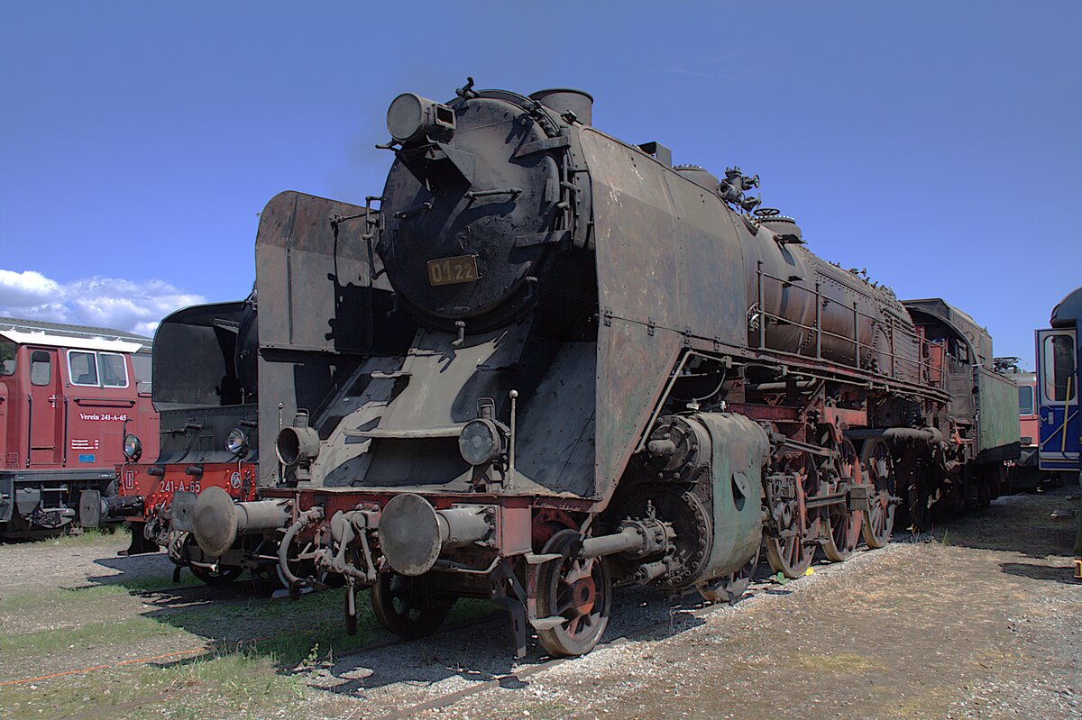 Wahrscheinlich ist das die grösste Dampflok, die je in der Schweiz gebaut wurde. Um 1930 wurden diese Maschinen von der SLM gefertigt und nach Bulgarien geliefert. Die Industrie war damals froh um Aufträge. Da die bulgarischen Bahnen kaum Geld hatten, wurde ein Tauschhandel eingefädelt und Tabak geliefert. Die Lokomotiven der BDŽ-Baureihe 01 erhielten deshalb den Spitznamen Tabaklok. 
Einige Liebhaber versuchen sie aufzuarbeiten. Untergebracht ist sie im Dampflokdepot Full.