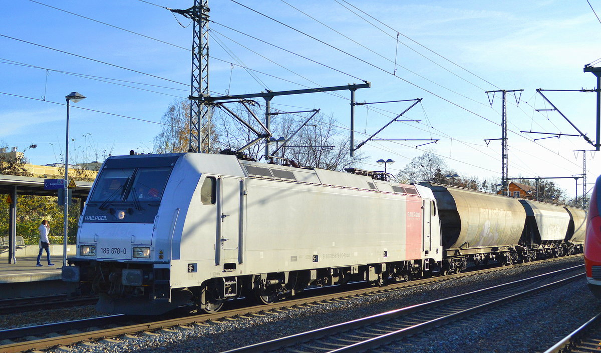 Wahrscheinlich HSL Logistik GmbH, Hamburg-Tiefstack [D] mit  185 678-0  [NVR-Nummer: 91 80 6185 678-0 D-Rpool] und Getreidezug am 24.11.20 Durchfahrt Bf. Golm (Potsdam) Richtung Norden.