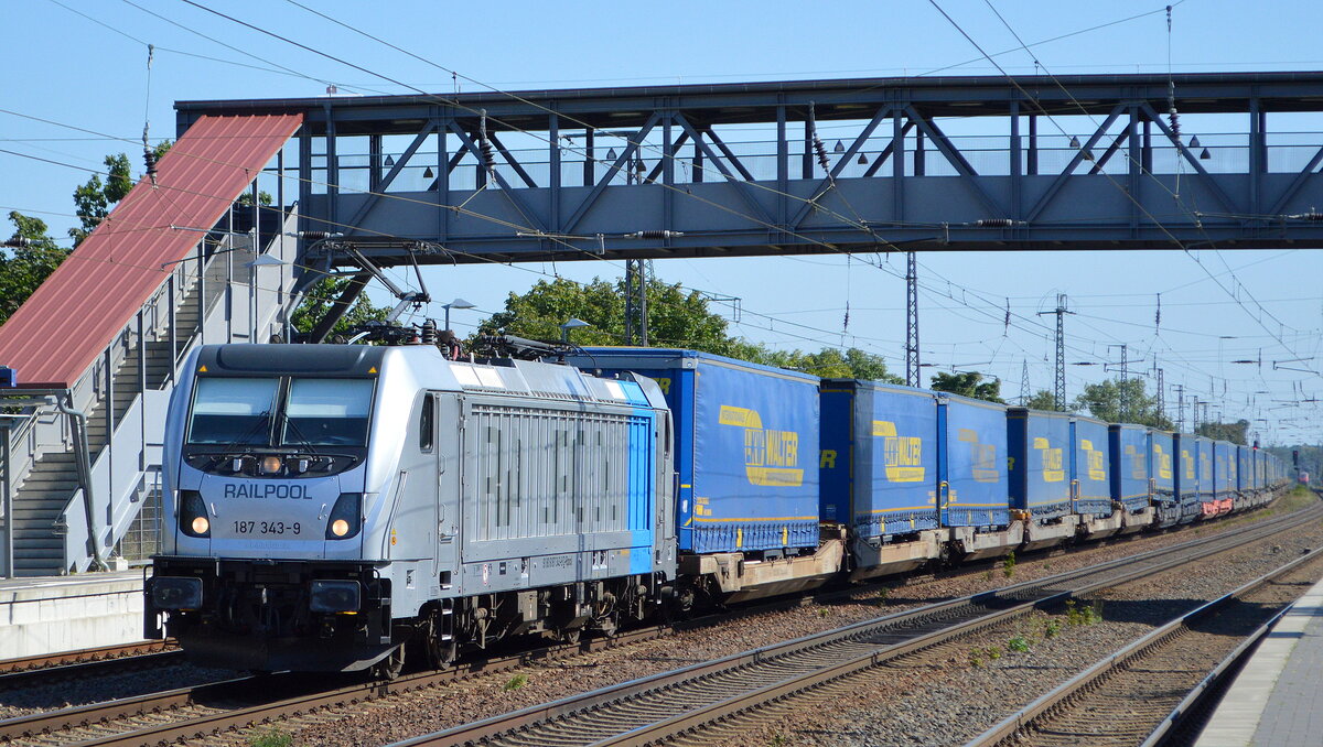 Wahrscheinlich HSL mit der Railpool   187 343-9  [NVR-Nummer: 91 80 6187 343-9 D-Rpool] und Taschenwagenzug am 09.09.21 Durchfahrt Bf. Saarmund.