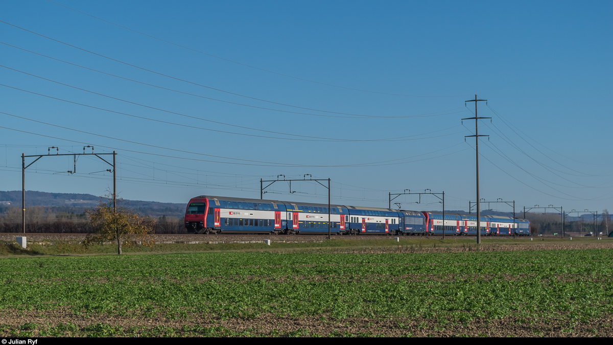 Wahrscheinlich infolge der Fahrleitungsstörung im Bahnhof Weinfelden, fährt am 29. November 2016 eine Doppeltraktion DPZ als IC nach Romanshorn. Aufgenommen bei Felben-Wellhausen.