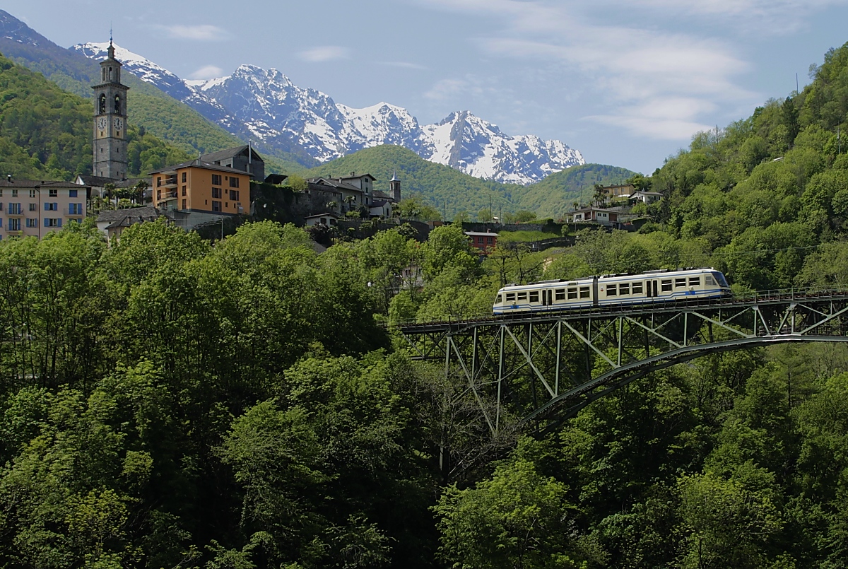 Wahrscheinlich das meistfotografierte Motiv der Centovallibahn, aber beim ersten Besuch kommt man daran einfach nicht vorbei: Ein ABe 4/6 der FART aus Locarno überquert am 07.05.2019 den Isorno bei Intragna